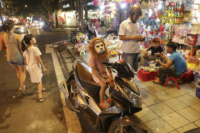 Chợ Trung thu phố cổ H&agrave; Nội h&uacute;t kh&aacute;ch dịp nghỉ lễ 2/9