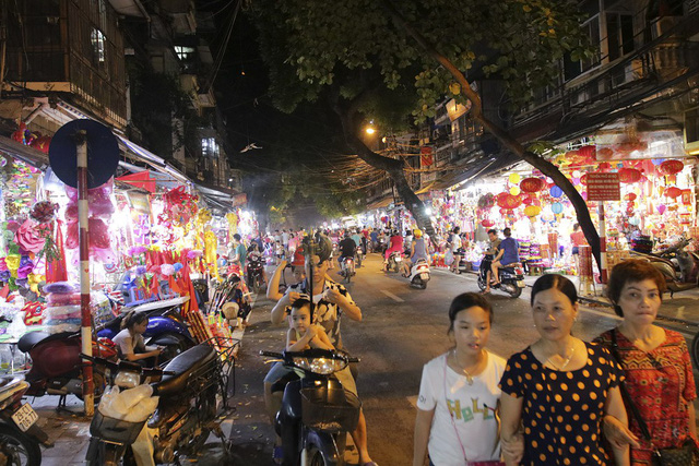 Chợ Trung thu phố cổ H&agrave; Nội h&uacute;t kh&aacute;ch dịp nghỉ lễ 2/9