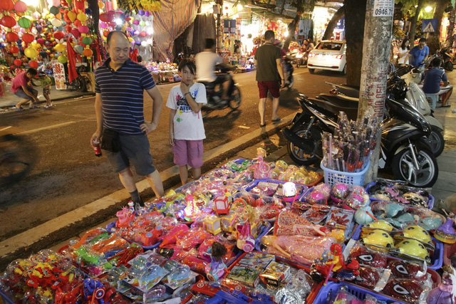 Chợ Trung thu phố cổ H&agrave; Nội h&uacute;t kh&aacute;ch dịp nghỉ lễ 2/9