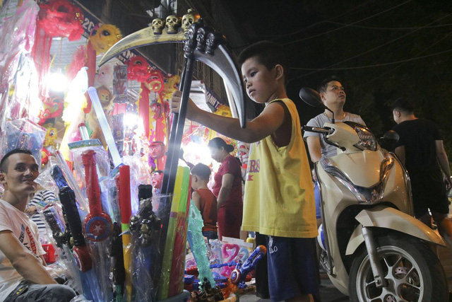 Chợ Trung thu phố cổ H&agrave; Nội h&uacute;t kh&aacute;ch dịp nghỉ lễ 2/9