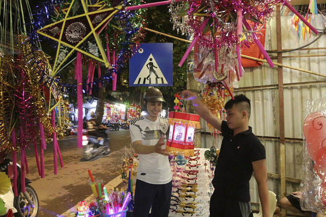Chợ Trung thu phố cổ H&agrave; Nội h&uacute;t kh&aacute;ch dịp nghỉ lễ 2/9