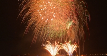 TP HCM: Hàng nghìn người dân reo hò, chen chân xem bắn pháo hoa