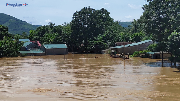 Lũ d&acirc;ng ngập c&aacute;c hộ ven đ&ecirc; tại cầu Cẩm Thủy. (Ảnh: A.T)