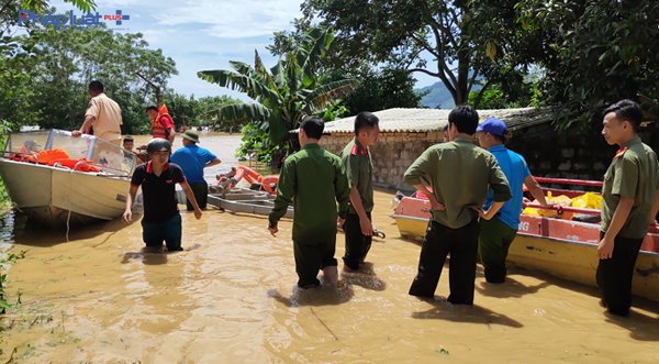 Lực lượng cứu hộ li&ecirc;n tục phải dầm m&igrave;nh dưới nước lũ để đưa người dăn mắc kẹt sơ t&aacute;n v&agrave;o bờ. (Ảnh: A.T)