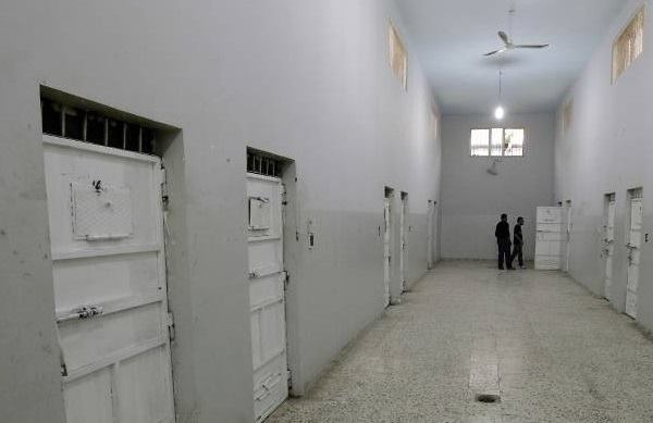 B&ecirc;n trong nh&agrave; t&ugrave;&nbsp;Ain Zara. (Ảnh: AFP)&nbsp;