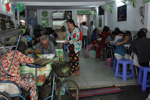 Nhiều ho&agrave;n cảnh kh&oacute; khăn đến qu&aacute;n ăn