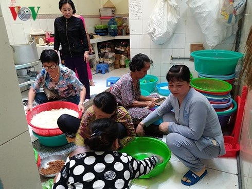 C&aacute;c tấm l&ograve;ng nh&acirc;n &aacute;i đến lo bữa cơm trưa tại qu&aacute;n cơm