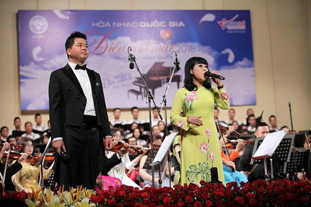 Ca sĩ Đăng Dương v&agrave; Hồng Li&ecirc;n.