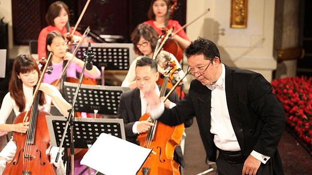 Nhạc trưởng L&ecirc; Phi Phi chỉ huy d&agrave;n nhạc.