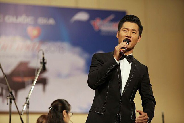 Ca sĩ Đức Tuấn.