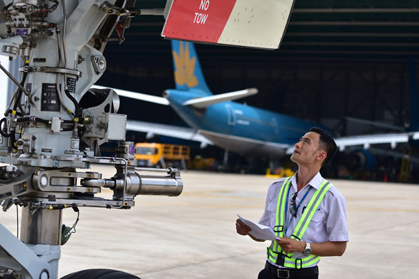 Anh Thọ kiểm tra kỹ thuật m&aacute;y bay trước khi đưa v&agrave;o khai th&aacute;c