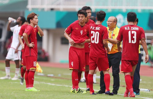 Những t&agrave;i năng trẻ đ&atilde; quen chơi b&oacute;ng với nhau nhiều khả năng sẽ được HLV Park Hang-seo chọn lựa v&agrave; đưa đội Olympic l&agrave;m n&ograve;ng cốt cho AFF Suzuki Cup 2018. Ảnh: ĐỨC ANH