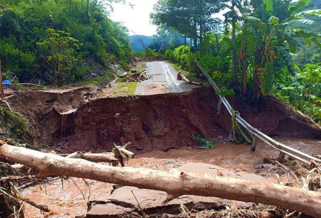 Kh&ocirc;ng chỉ th&ocirc;ng tin li&ecirc;n lạc m&agrave; giao th&ocirc;ng l&ecirc;n huyện Mường L&aacute;t bị c&ocirc; lập ho&agrave;n to&agrave;n