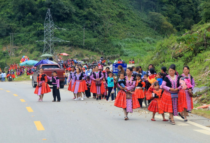 Đ&acirc;y dịp để gi&agrave; trẻ, g&aacute;i trai trong c&aacute;c th&ocirc;n bản diện những bộ quần &aacute;o d&acirc;n tộc thật đẹp để gặp gỡ v&agrave; đi chơi Tết.&nbsp;(Ảnh: Ngọc H&agrave;/TTXVN)