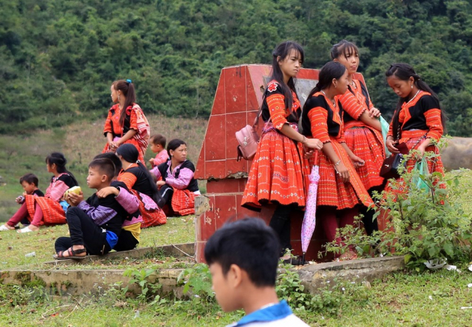 Người Hm&ocirc;ng qu&acirc;y quần về khu vực chợ v&agrave; trung t&acirc;m của thị trấn Mộc Ch&acirc;u để vui chơi, ăn uống, chụp ảnh.&nbsp;(Ảnh: Ngọc H&agrave;/TTXVN)