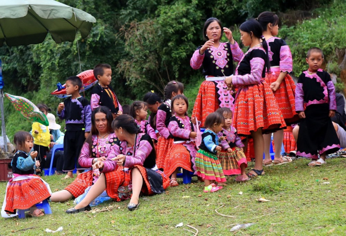 Phụ nữ H'M&ocirc;ng mặc những trang phục rực rỡ vui Tết Độc Lập tại huyện V&acirc;n Hồ. (Ảnh: Ngọc H&agrave;/TTXVN)