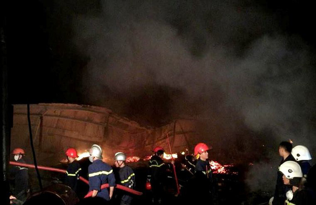 Lực lượng PCCC đang dập lửa.