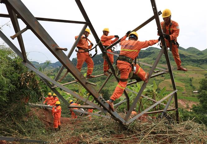 C&ocirc;ng nh&acirc;n chi nh&aacute;nh Lưới điện cao thế Sơn La lắp đặt cột tạm. Ảnh: Sơn H&agrave;/TTXVN