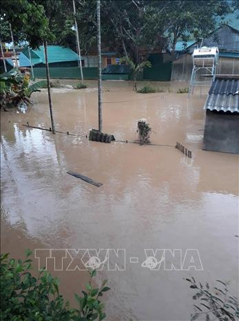 Nhiều bản l&agrave;ng ở huyện Con Cu&ocirc;ng, Nghệ An, bị ngập lụt nặng, đường giao th&ocirc;ng sạt lở, hư hỏng. Ảnh: Phạm Hậu/TTXVN