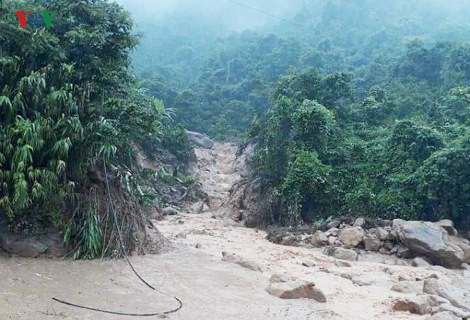 Nghi&ecirc;m trọng nhất l&agrave; trận lũ qu&eacute;t xảy ra v&agrave;o khoảng 17h chiều 2/9 tại km 22+650, quốc lộ 12, g&acirc;y &aacute;ch tắc giao th&ocirc;ng giữa hai tỉnh Lai Ch&acirc;u v&agrave; Điện Bi&ecirc;n.