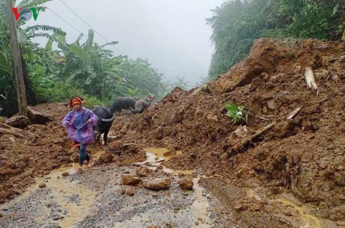 Mưa lớn từ đ&ecirc;m 2/9 đến nay cũng đ&atilde; g&acirc;y sạt lở, khiến nhiều tuyến quốc lộ bị &aacute;ch tắc giao th&ocirc;ng tạm thời.