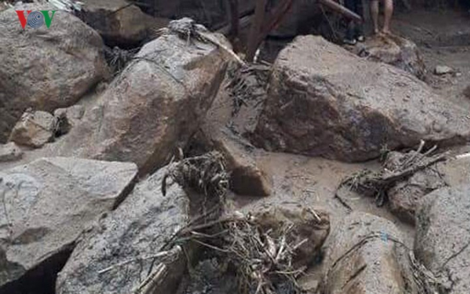 H&agrave;ng ngh&igrave;n m&eacute;t khối đất, đ&aacute; với h&agrave;ng chục điểm sạt lở, lũ qu&eacute;t, khiến giao th&ocirc;ng gi&aacute;n đoạn.