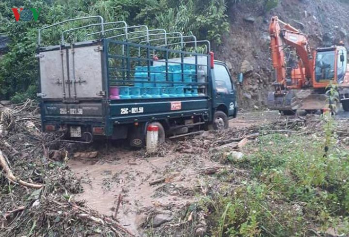 Nhiều phương tiện bị mắc kẹt tại c&aacute;c điểm lũ qu&eacute;t, sạt lở đất.