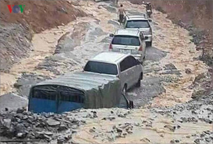 Nhiều tuyến đường trở th&agrave;nh s&ocirc;ng, suối v&agrave; &aacute;ch tắc giao th&ocirc;ng cục bộ trong nhiều giờ.