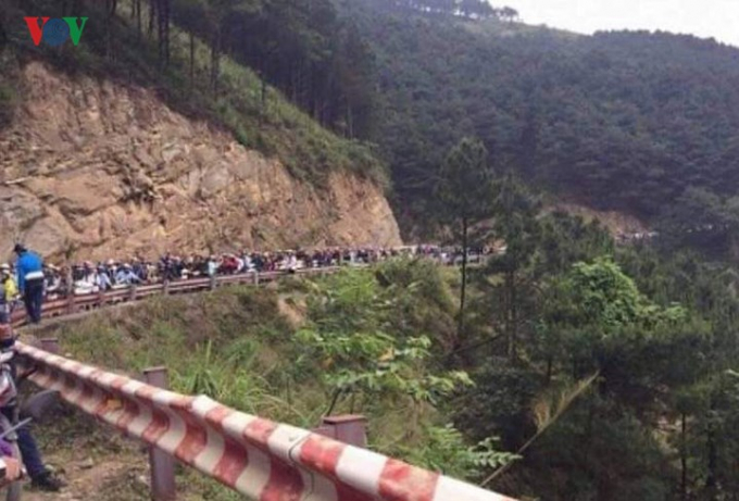 Ngay trong đ&ecirc;m 2/9, c&aacute;c đơn vị thi c&ocirc;ng đ&atilde; tập trung m&aacute;y m&oacute;c, phương tiện để khắc phục n&ecirc;n tuyến quốc lộ 279, 4D hiện nay đ&atilde; tạm thời th&ocirc;ng tuyến.