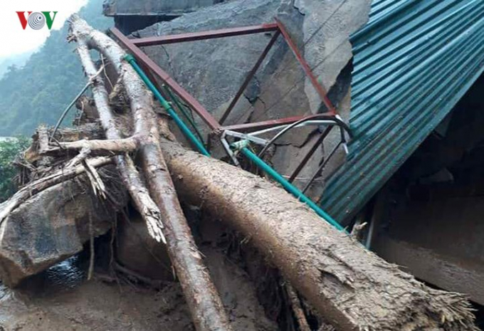 Hiện ch&iacute;nh quyền địa phương chưa thống k&ecirc; được thiệt hại v&agrave; đang cử c&aacute;c lực lượng hỗ trợ người d&acirc;n di chuyển.