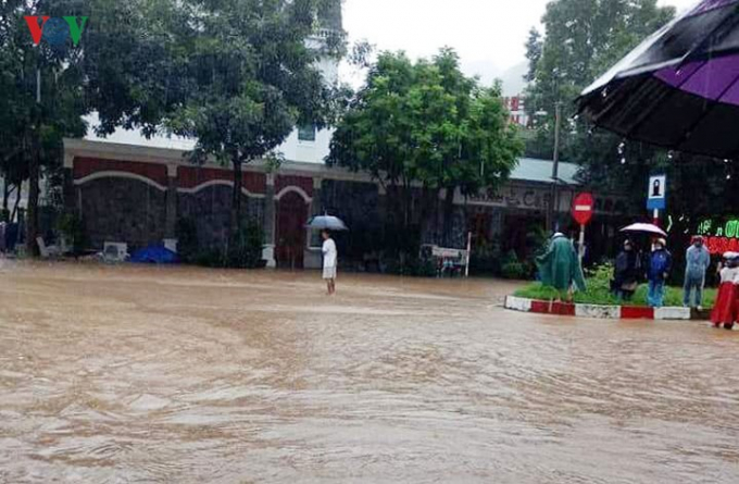 Nước đột ngột đổ về đ&atilde; g&acirc;y thiệt hại nhiều về t&agrave;i sản của nh&acirc;n d&acirc;n.