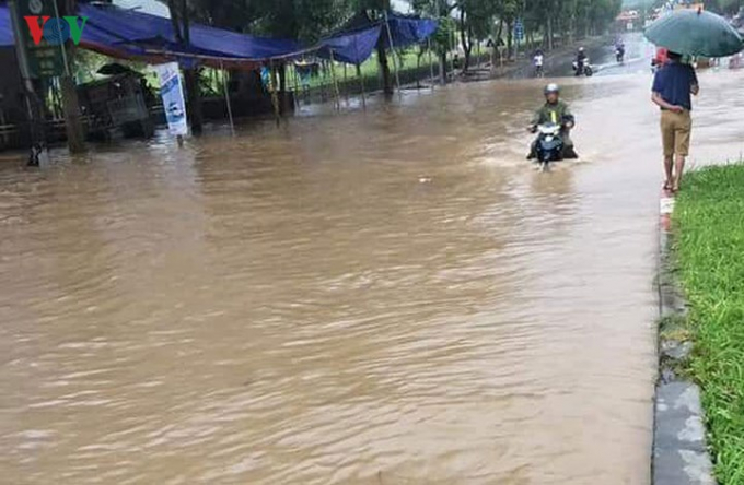 Nhiều tuyến đường bị ngập &uacute;ng cục bộ, g&acirc;y kh&oacute; khăn cho c&aacute;c phương tiện tham gia giao th&ocirc;ng.