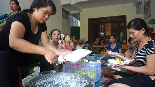 Điểm nấu cơm thiện nguyện ở th&ocirc;n Cửa H&agrave;, x&atilde; Cẩm Phong c&oacute; h&agrave;ng chục người chung tay phục vụ. Ảnh:&nbsp;L&ecirc; Ho&agrave;ng.