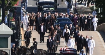 Thượng nghị sĩ John McCain an nghỉ cạnh bạn thân