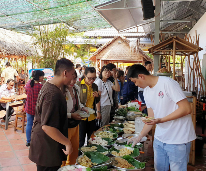 Một số m&oacute;n b&aacute;nh d&acirc;n gian được trưng b&agrave;y tại Khu ẩm thực l&agrave;ng bột Sa Đ&eacute;c