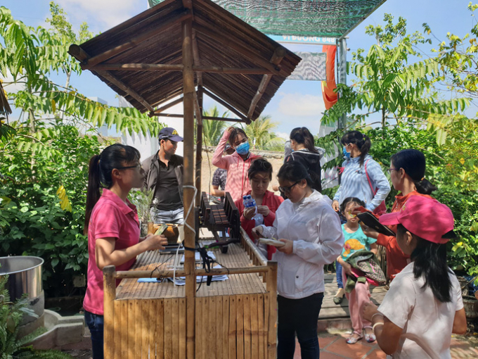 Kh&aacute;ch &ugrave;n &ugrave;n k&eacute;o đến l&agrave;ng bột Sa Đ&eacute;c, b&aacute;nh l&agrave;m kh&ocirc;ng kịp b&aacute;n