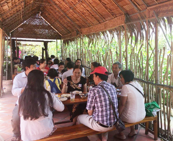 Kh&aacute;ch &ugrave;n &ugrave;n k&eacute;o đến l&agrave;ng bột Sa Đ&eacute;c, b&aacute;nh l&agrave;m kh&ocirc;ng kịp b&aacute;n