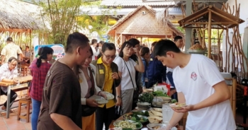 Khách ùn ùn kéo đến làng bột Sa Đéc, bánh làm không kịp bán