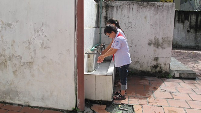 Học sinh trường Tiểu học L&ecirc; Hồng Phong, th&agrave;nh phố Ninh B&igrave;nh (tỉnh Ninh B&igrave;nh) phải sử dụng nh&agrave; vệ sinh xuống cấp. (Ảnh: Hải Yến/TTXVN)