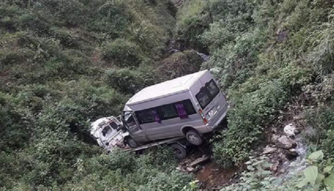 Hiện trường một vụ tai nạn giao th&ocirc;ng nghi&ecirc;m trọng tại đ&egrave;o T&acirc;n Lạc, H&ograve;a B&igrave;nh khiến hai người tử vong tại chỗ.