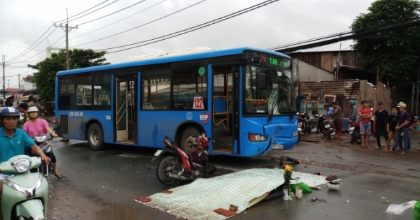 TP HCM: Xe máy lao vào xe buýt, hai nam phụ hồ thương vong