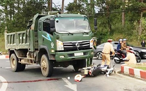 Lâm Đồng: Va chạm với xe tải khiến một phụ nữ tử vong, một người đàn ông nguy kịch