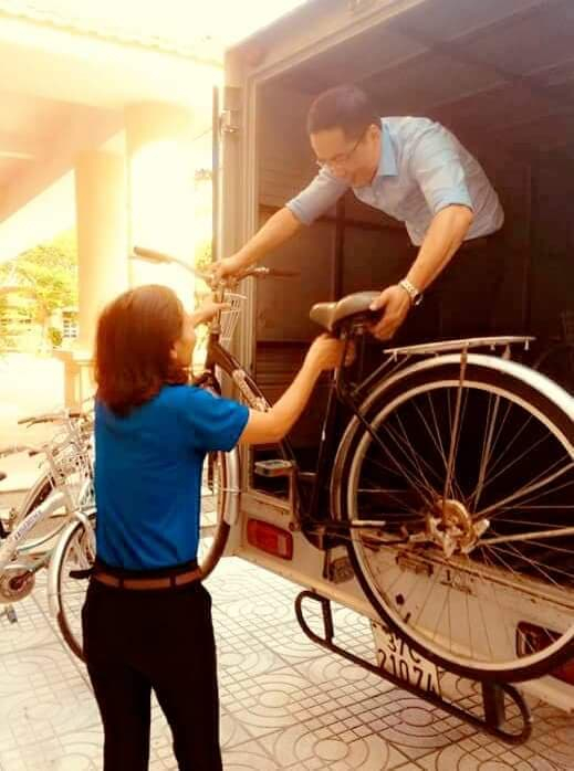 Những chiếc xe đạp cũ được vận chuyển đến trường để sửa chữa l&agrave;m qu&agrave; tặng c&aacute;c em.