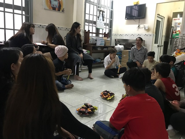 Trước thềm năm học mới, Nam Em giản dị đi trao qu&agrave;, b&aacute;nh, dụng cụ học tập cho trẻ em ngh&egrave;o tại Đ&agrave; Lạt