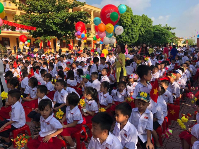 Kh&ocirc;ng kh&iacute; vui tươi trong ng&agrave;y khai giảng tại Trường Tiểu học Y&ecirc;n Nghĩa (H&agrave; Đ&ocirc;ng, H&agrave; Nội). Ảnh Phương Hữu.