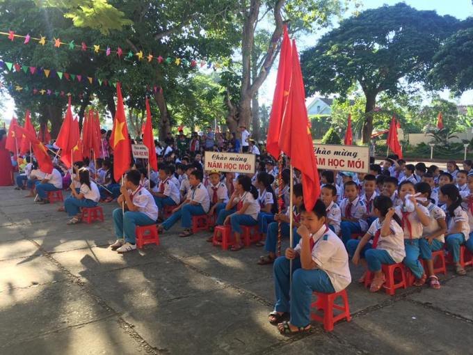 C&aacute;c e học sinh trường Tiểu học L&agrave;ng Sen (Nam Đ&agrave;n, Nghệ An) h&acirc;n hoan trong năm học mới. Ảnh B&ugrave;i Dũng.