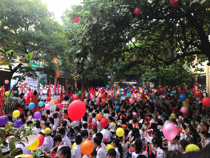 Kh&ocirc;ng kh&iacute; khai giảng tại trường Tiểu học Th&agrave;nh C&ocirc;ng B (Phường Th&agrave;nh C&ocirc;ng, Ba Đ&igrave;nh, H&agrave; Nội). Được biết, năm nay trường đ&oacute;n nhận 400 học sinh v&agrave;o lớp 1.