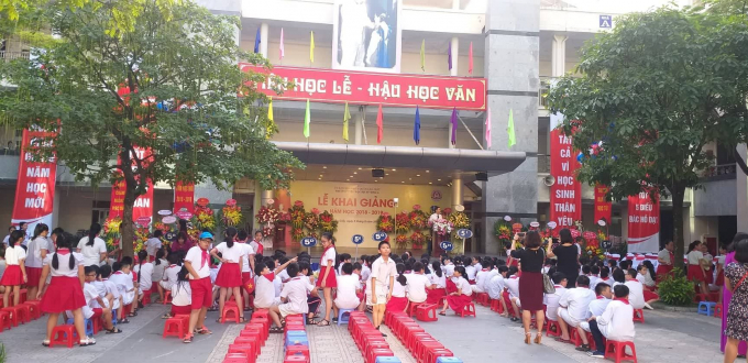 C&aacute;c em học sinh trường Tiểu học Dịch Vọng A (Cầu Giấy, H&agrave; Nội) h&acirc;n hoan đ&oacute;n ch&agrave;o năm học mới.&nbsp;&Ocirc;ng Ho&agrave;ng Văn Vượng, một phụ huynh học sinh cho hay: T&ocirc;i hi vọng năm nay, c&aacute;c thầy c&ocirc; sẽ chủ động &aacute;p dụng c&ocirc;ng nghệ th&ocirc;ng tin 4.0 v&agrave;o giảng dạy. Đ&acirc;y l&agrave; việc kh&ocirc;ng thể thiếu trong giai đoạn hiện nay.