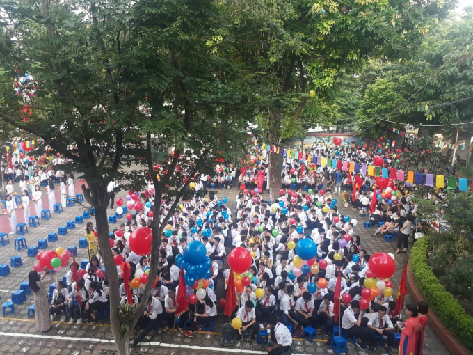 Tại trường THCS Giảng V&otilde; (Ba Đ&igrave;nh, H&agrave; Nội).&nbsp;Thầy Đo&agrave;n C&ocirc;ng Thạo &ndash; B&iacute; thư Chi bộ -&nbsp;Hiệu trưởng nh&agrave; trường cho hay: Năm học 2018, trường tiếp nhận 955 học sinh lớp 6. Năm học 2017 - 2018 trường THCS Giảng V&otilde; c&oacute; th&agrave;nh t&iacute;ch nổi bật nhất quận v&agrave; Th&agrave;nh phố. Nh&agrave; trường năm học vừa qua c&oacute; 6 giải gi&aacute;o vi&ecirc;n dạy giỏi cấp quận; 2 gi&aacute;o vi&ecirc;n dạy giỏi cấp Th&agrave;nh phố.&nbsp; Khối 9 năm học 2017 - 2018, đ&atilde; đạt th&agrave;nh t&iacute;ch xuất sắc trong kết quả thi v&agrave;o lớp 10. Đứng đầu quận Ba Đ&igrave;nh về điểm trung b&igrave;nh Văn, To&aacute;n, v&agrave; đứng ở Top đầu của c&aacute;c trường TP H&agrave; Nội.