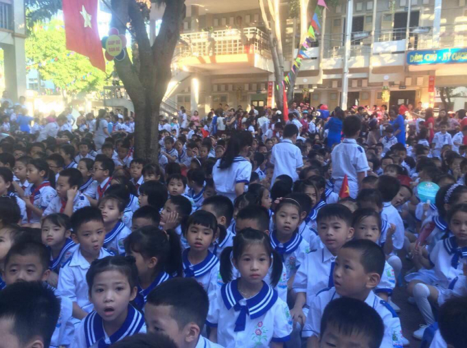 Năm học 2018 - 2019 l&agrave; năm c&oacute; số lượng học sinh Nghệ An tăng đột biến với khoảng 33.000 học sinh. Trong đ&oacute;, số lượng tăng tập trung chủ yếu v&agrave;o đối tượng học sinh lớp 1 với khoảng 24.000 em. Ảnh chụp tại trường Tiểu học H&agrave; Huy Tập 2 (TP Vinh, Nghệ An).